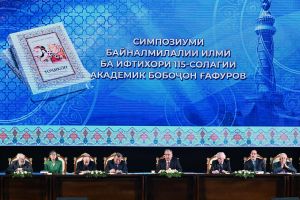Бузургонро бузургон зинда медоранд, Бузургонро бузургони дигар поянда медоранд.